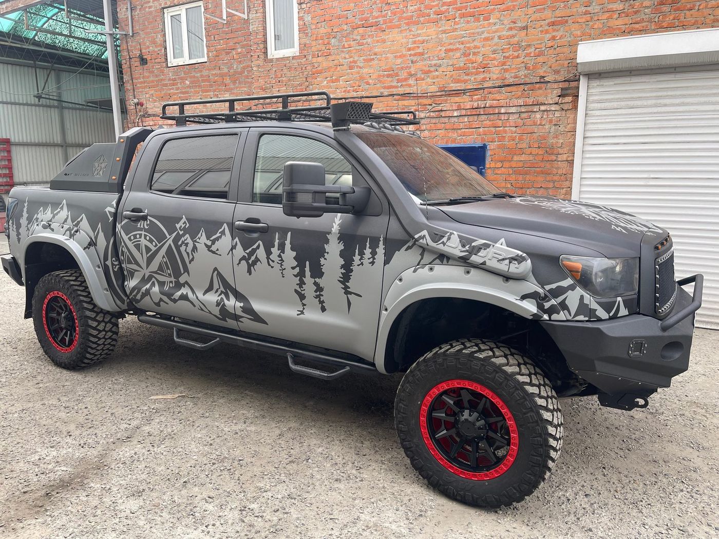 Toyota Tundra с графикой на кузове
