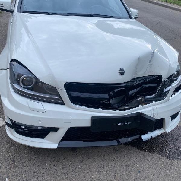 Mercedes-Benz C-класс с разбитым передом