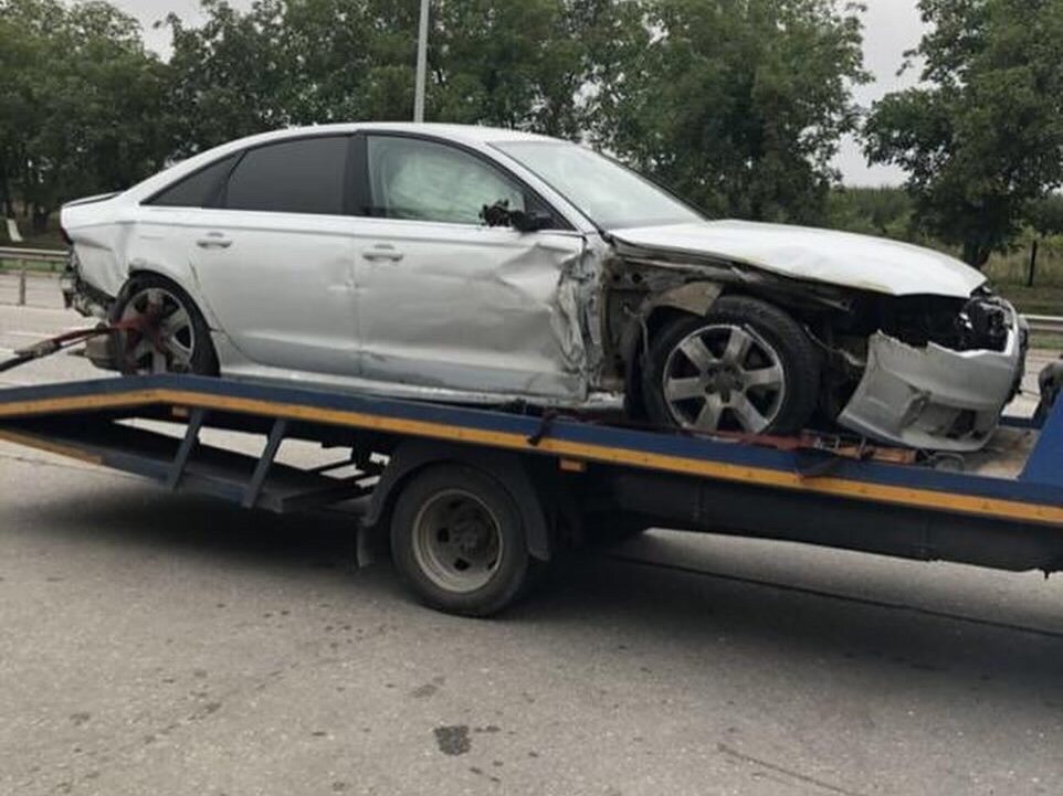 Audi A6 после ДТП на эвакуаторе